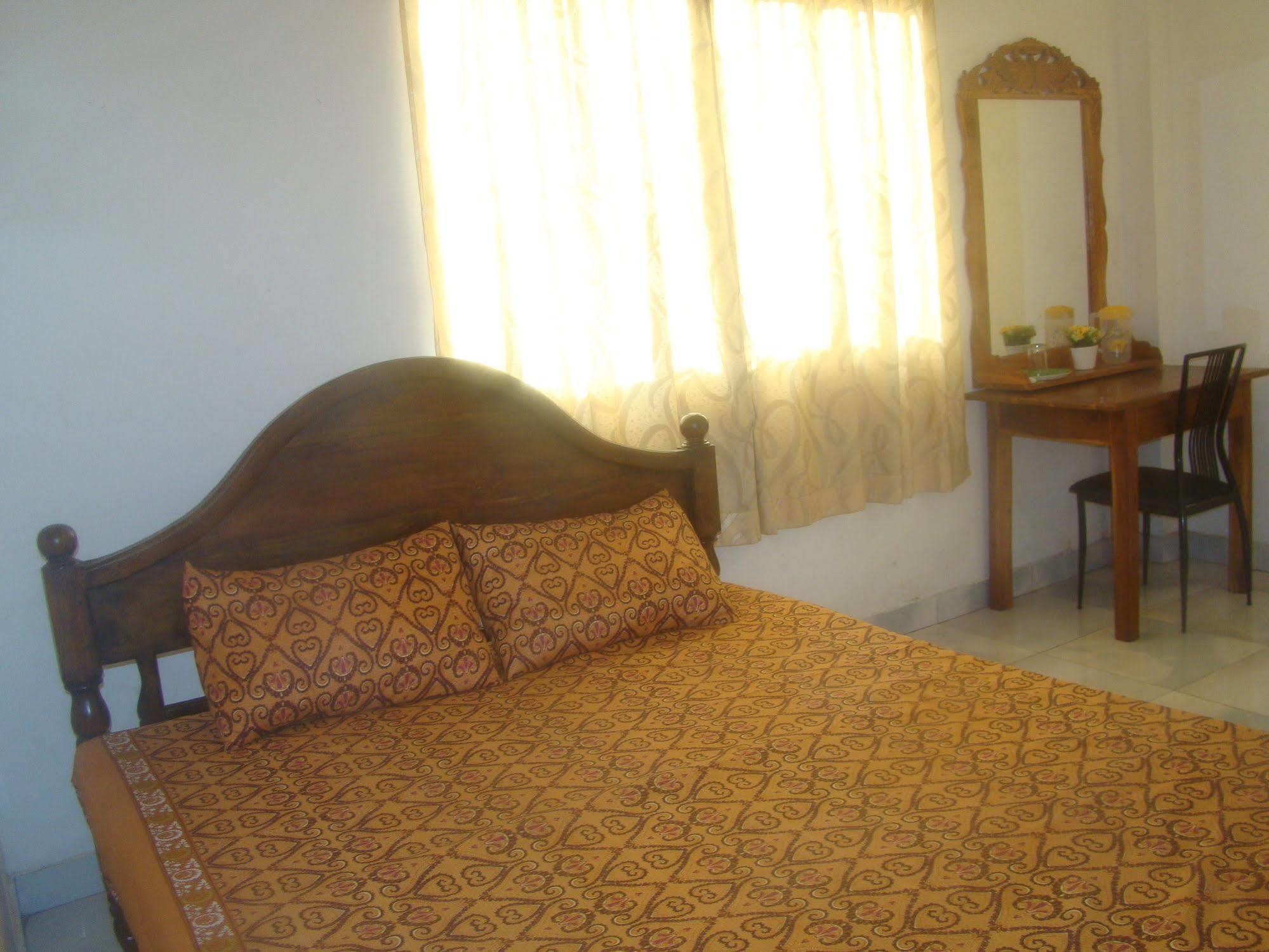 Down Town Hotel Ponnarankulama Exterior photo